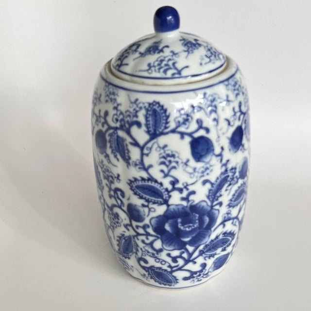 Mid 20th Century Vintage Blue & White Chinoiserie Lidded Ginger Jar Floral Chinese Guan-Style Porcelain For Sale - Image 5 of 11
