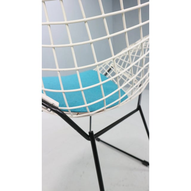Diamond Chair in White and Black Metal by Harry Bertoia, 1960s For Sale - Image 13 of 16