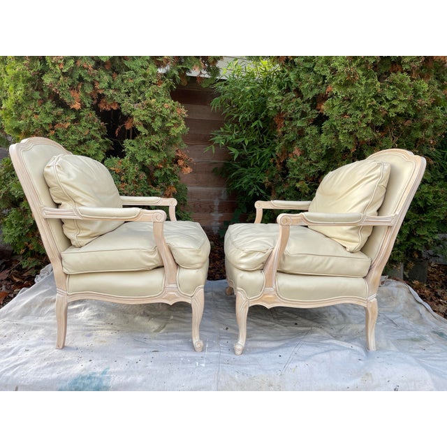 French Provincial Vintage 1990s Sam Moore Bergère Chairs in Ivory Genuine Leather, Whitewashed Maple Frame – Pair For Sale - Image 3 of 12