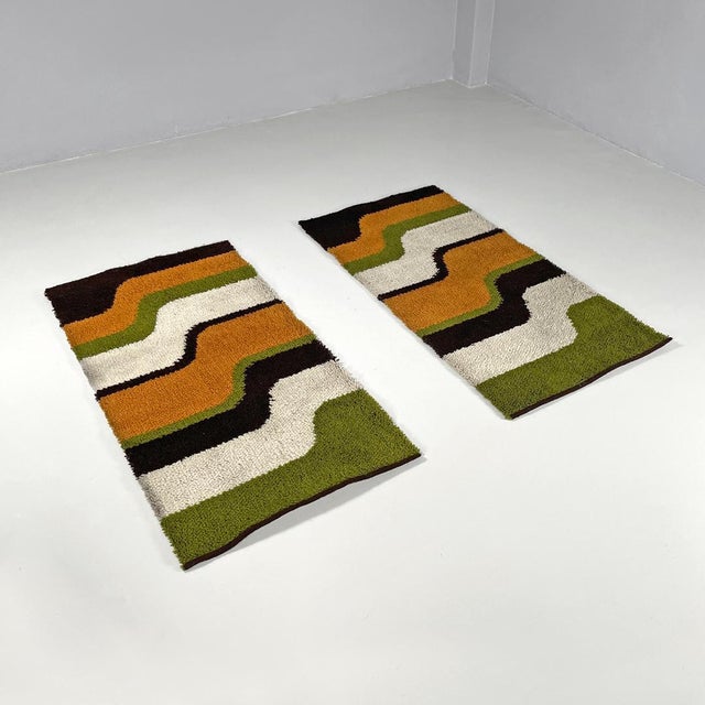 Italian modern rectangular rugs with wavy decorations in green and orange, 1970s Rectangular elongated rugs, decorated...