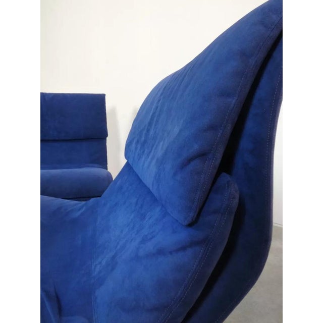 Set of 2 Saporiti Onda armchairs, a design classic (70s) by Italian designer Giovanni Offredi, in blue suede fabric. The...