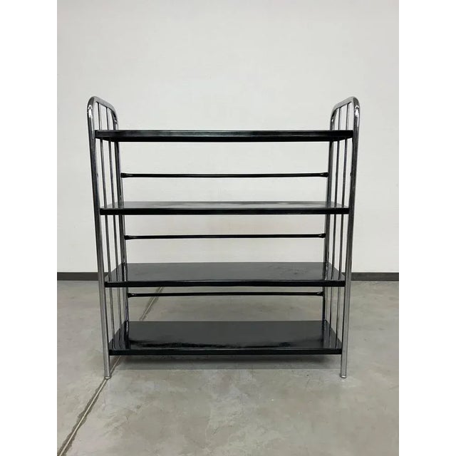 Tubular steel bauhaus etagere in very nice original condition. Tubular steel body with metal shelves.