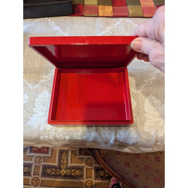 This box is in the Kholuy style, which is known for being more realistic and "painterly" than the other three main schools...