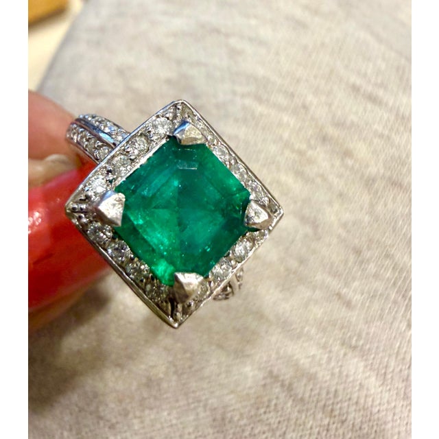 2020s 2.8 Carat Emerald Cut Colombian Emerald and Diamond Ring Estate For Sale - Image 5 of 8