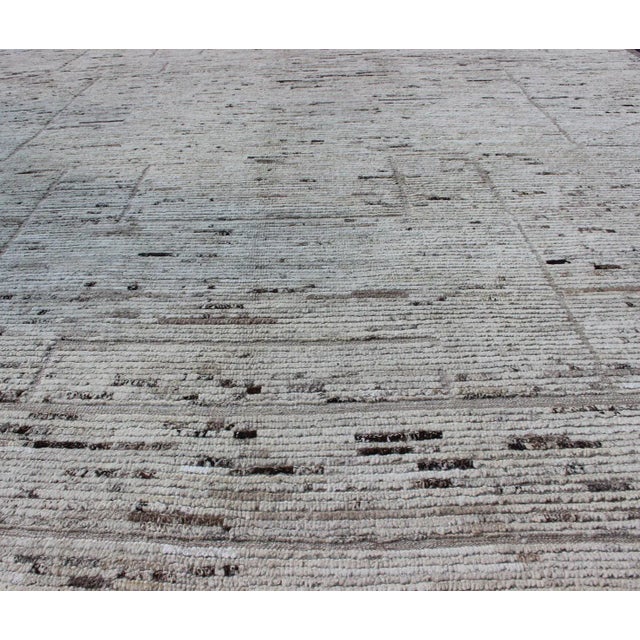 Keivan Woven Arts Minimalist Modern Design Rug in Neutral Tones 9'11 X 11'11 For Sale In Atlanta - Image 6 of 10
