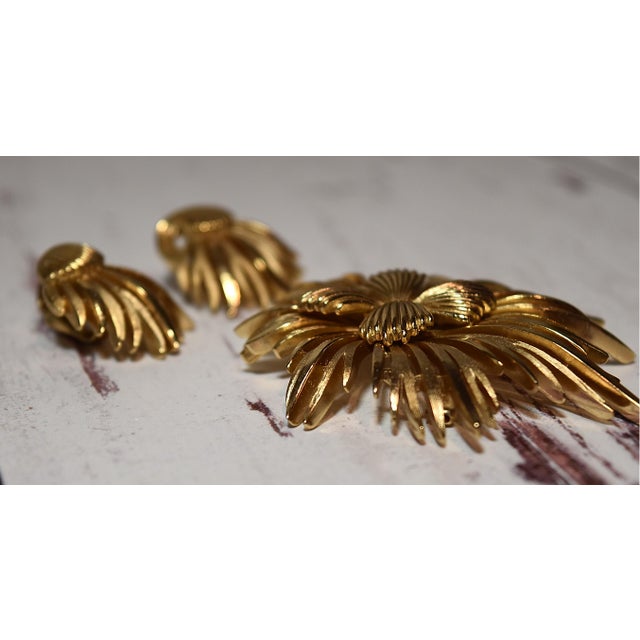 Mid 20th Century Vintage Crown Trifari Gold Tone Textured and Shiny Mod Atomic Pin Brooch & Earrings For Sale - Image 5 of 18