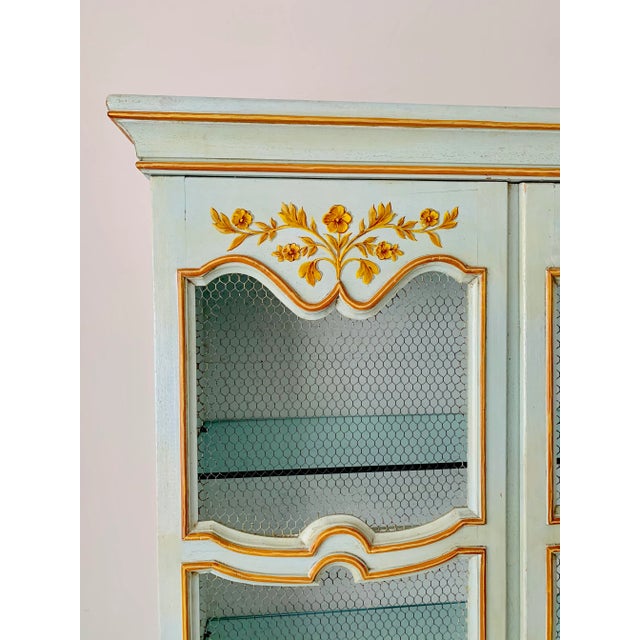 Florentine Vintage C. 1940s Italian Florentine Hand-Decorated Celadon China Cabinet With Gold Floral Detail & Chicken Wire Doors For Sale - Image 4 of 13