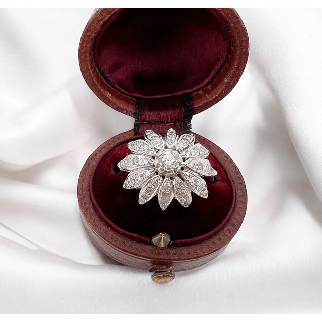 Vintage ring in 18 carat white gold (750 thousandths). It is decorated with brilliant-cut diamonds including a larger one...