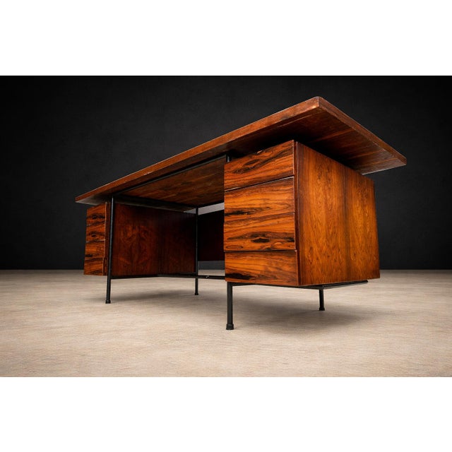 Wood Brazilian Modern Six-Drawer Rosewood & Iron Desk by Geraldo De Barros, Brazil, 1950s For Sale - Image 7 of 15