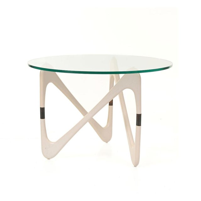 Coffee Table in White Lacquered Wood and Brass with Round Glass Top, 1950s For Sale - Image 16 of 16