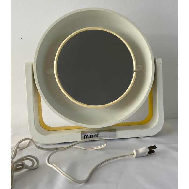 Make-up mirror with a totally 70s design. Its rounded shapes, its plastic material make it a very beautiful piece of...