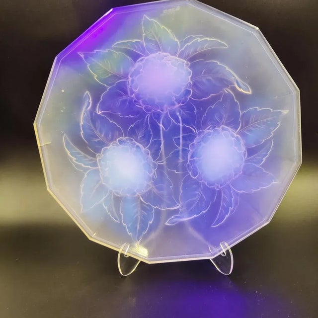 Art Deco French Opalescent Glass Bowl with Hydrangea Motif, 1920s, in Flawless conditions. Designed 1920 to 1949