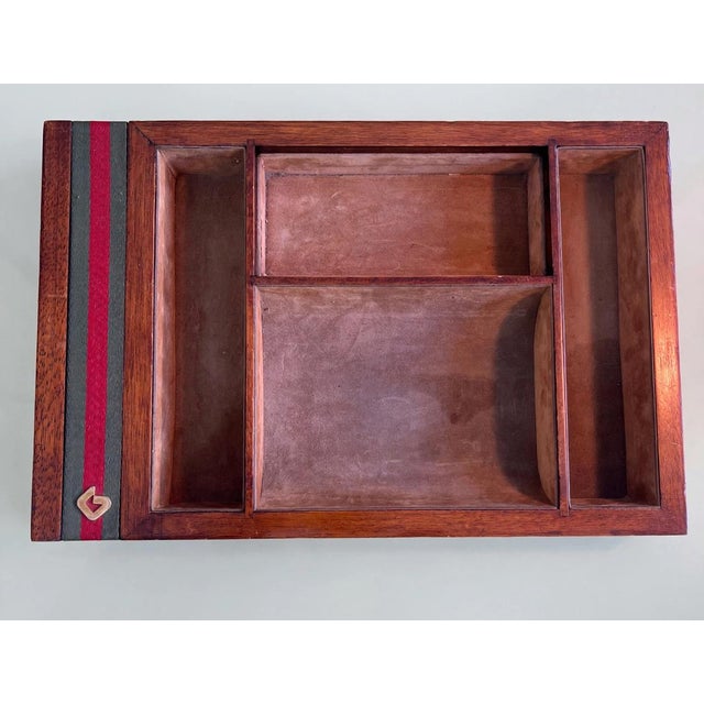 Gucci vintage 1970s: an elegant wooden valet tray, a piece of retro charm perfect for those who appreciate historic...