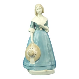 20th Century Art Nouveau Ceramic Sculpture of a Lady from Amphora, Austria, 1890s For Sale