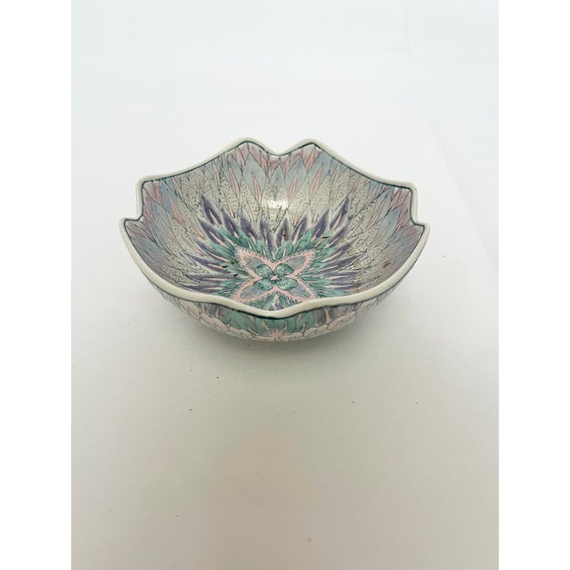 This beautiful vintage Toyo bowl from Japan features an intricate hand-painted feather motif in soft pastel shades of...