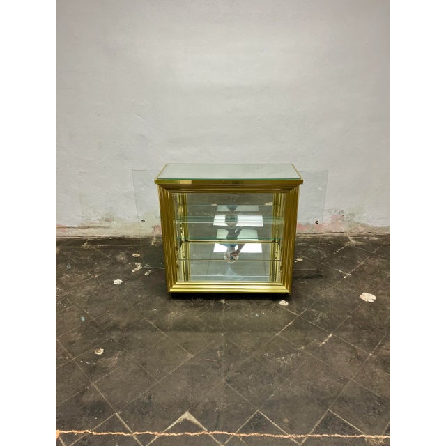 Hollywood Regency Brass & Glass Display or Curio Cabinet After Mastercraft For Sale In New York - Image 6 of 7