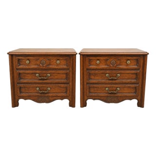Pair of Thomasville Country French Nightstands For Sale