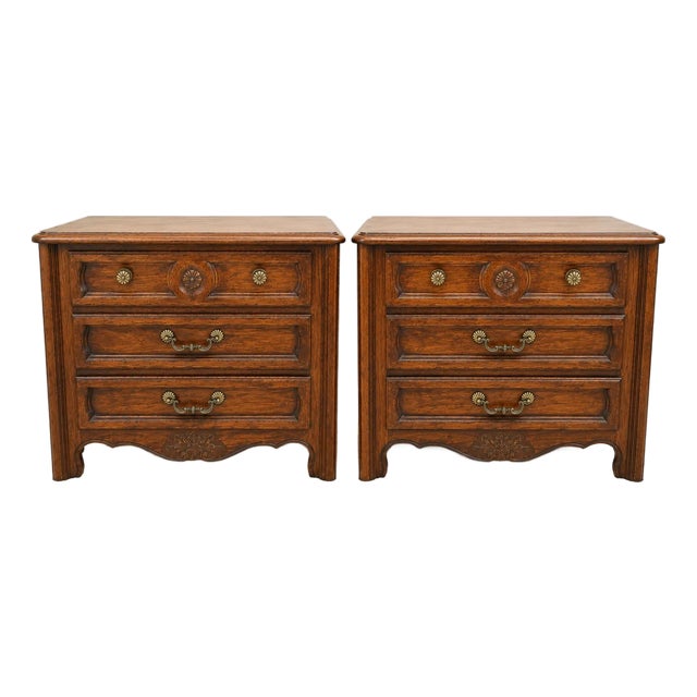 Pair of Thomasville Country French Nightstands For Sale