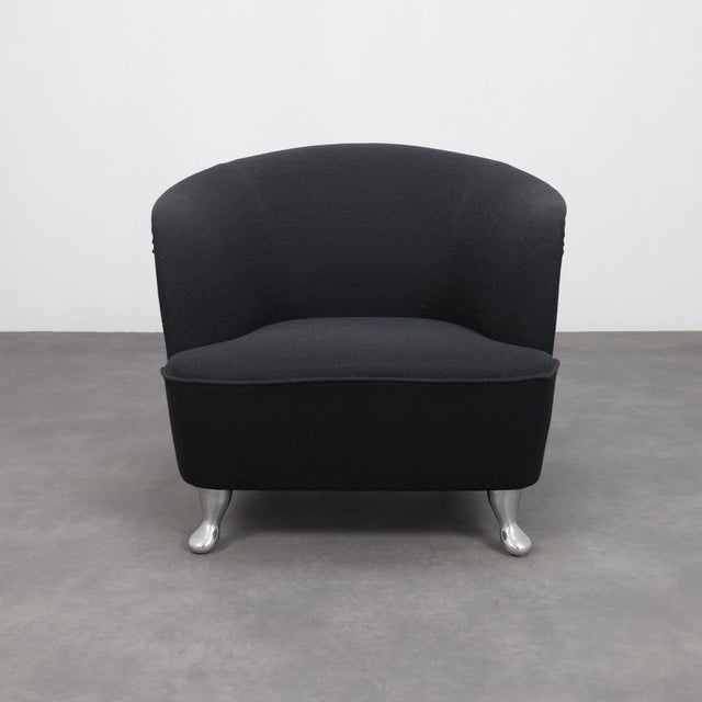 An elegant set of two classico lounge chairs produced by minotti in italy during the 1990s. These chairs are exemplary of...