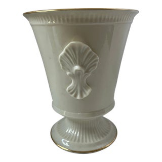 Lenox Ivory Porcelain Neoclassical Cachepot Urn With Shell Motif – Made in Usa For Sale