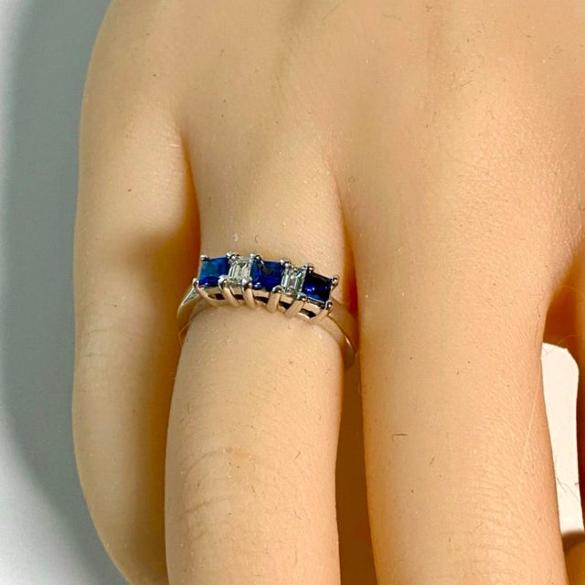 A Timeless Piece of Elegance and Sophistication Elevate your jewelry collection with this stunning vintage platinum ring,...