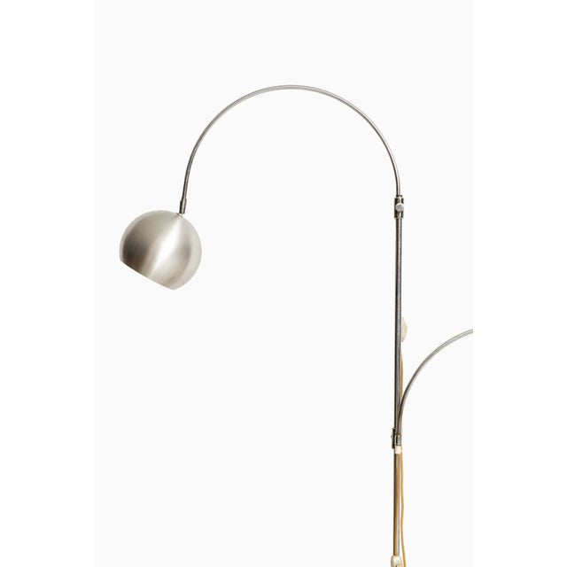 Rare floor lamp with 2 flexible and height adjustable arms by unknown designer. Produced in Italy. Up to 250V (Europe/UK...