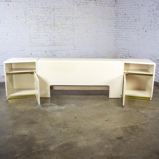 1990’s Modern to Postmodern Lane Furniture Queen Size Bed Headboard W/Nightstands White Lacquer & Brass For Sale - Image 6 of 18