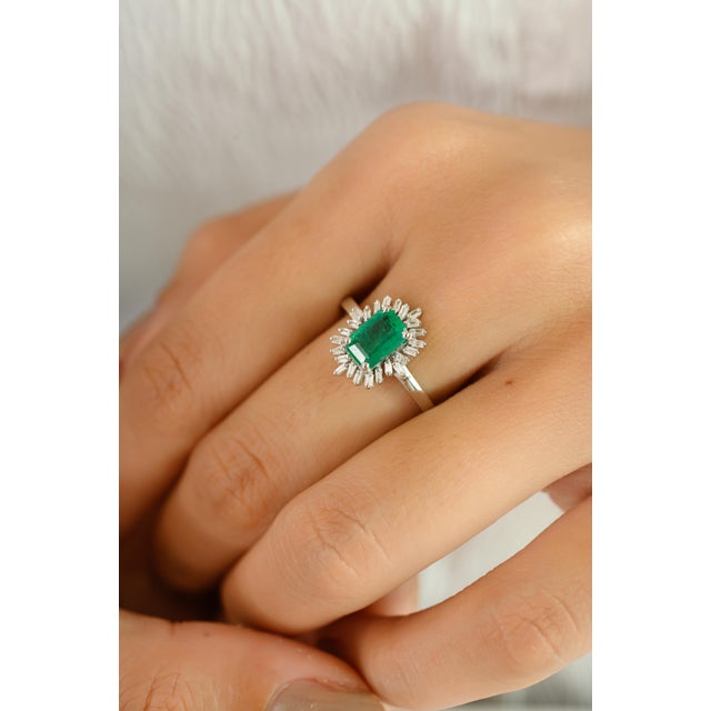 Green Natural Emerald White Gold Engagement Ring Size 8 For Sale - Image 8 of 13