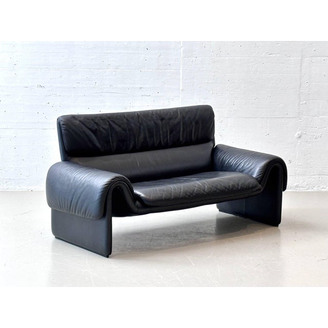 The ds-2011 by de sede is a striking swiss design classic from the 1980s. Its gracefully shaped armrests and flowing lines...