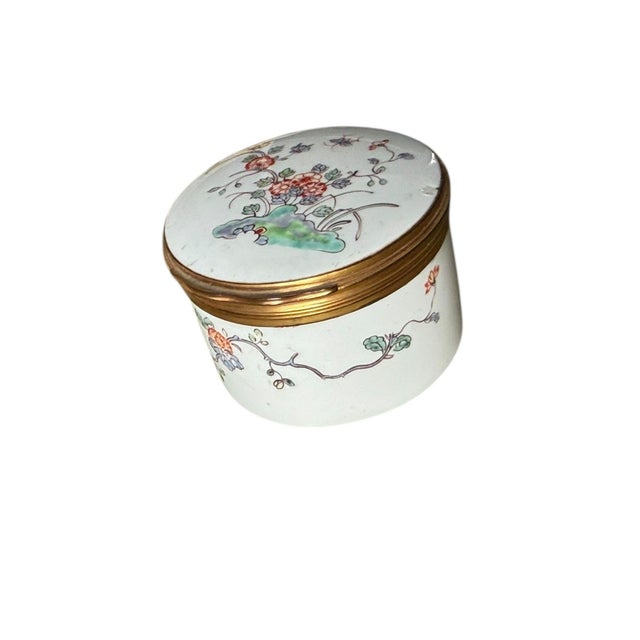 Chantilly Kakiemon Circular Soft Paste Snuff Box, Circa 1745 For Sale In Boston - Image 6 of 10
