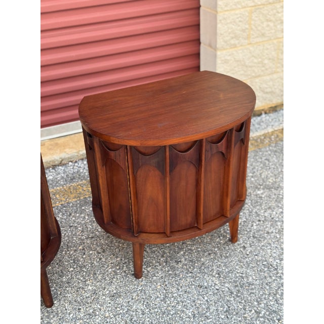 Kent Coffey Mid 20th Century Kent-Coffey Perspecta Walnut Nightstands With Sculpted Arched Fronts, Attributed For Sale - Image 4 of 11