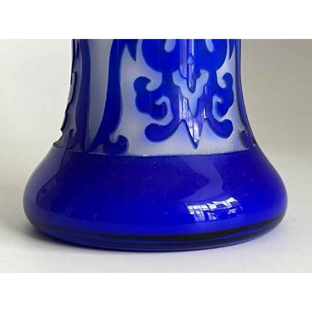 Pilgrim Manufacturing Vintage 1980s Peking Glass Overlay Vase 10¼″ Tall in Cobalt Blue & Frost Cameo Glass, Hand-Carved Crystal Brand, in the Style of Pilgrim Glass For Sale - Image 4 of 10