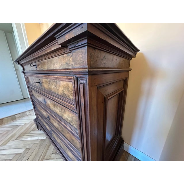 Walnut Dresser, 18th Century For Sale - Image 4 of 7