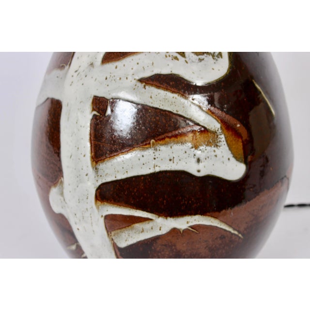 1970s Cocoa & White Brushstroke Art Pottery Table Lamp For Sale - Image 6 of 10