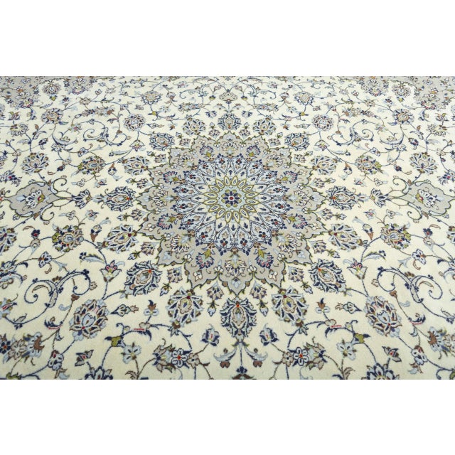 Middle Eastern Hand-Knotted Kashan Rug For Sale - Image 6 of 13