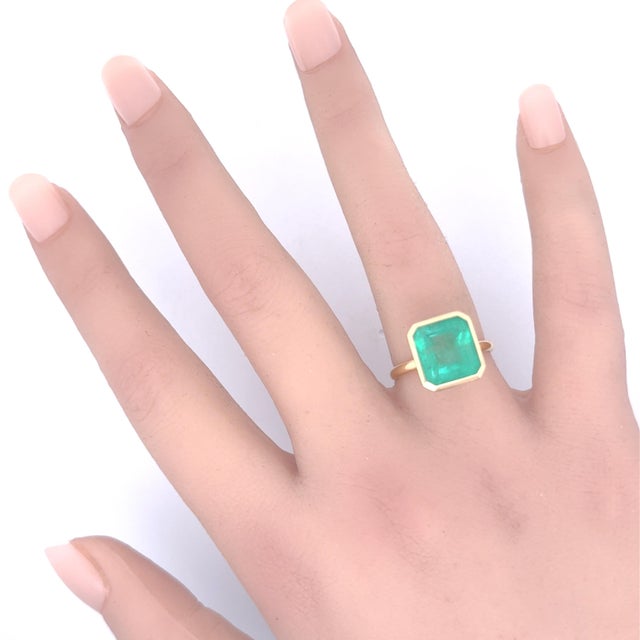 7.03 Carat Emerald 18k Yellow Gold Solitaire Bezel Ring, Size 6.75 For Sale In Los Angeles - Image 6 of 6
