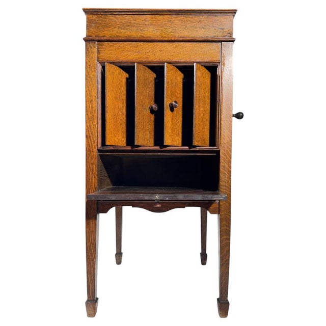 Columbia Viva-Tonal Grafonola is a fully mechanical, hand-cranked gramophone. Winding the side crank tensions the internal...