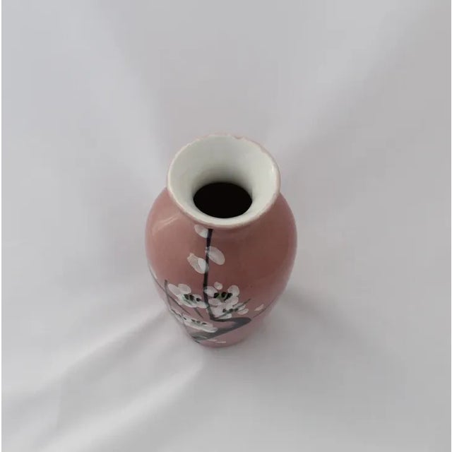Vintage Pink Pottery Vase – Hand-Painted Dogwood Blossoms, Made in Taiwan, 6.5” Tall Add a touch of vintage floral charm...
