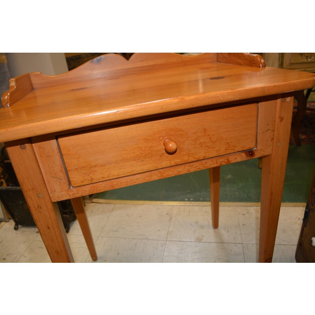 1970s Vintage Arts & Crafts Shaker Ethan Allen Pine Side Table W/ Drawer - Country Craftsman Collection For Sale - Image 10 of 18