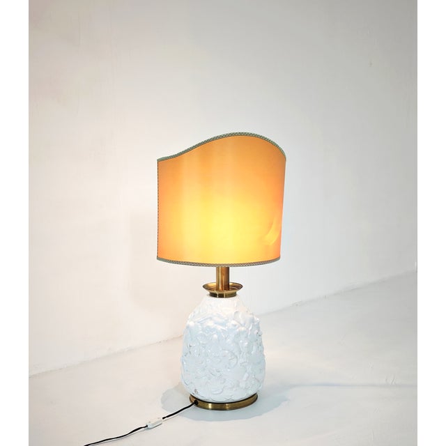 Mid-Century Modern White Ceramic Table Lamp with Embossed Shell Motifs, 1960s For Sale - Image 3 of 18