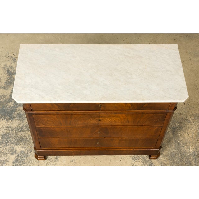 French Mid-19th Century French Louis Philippe Walnut Commode With Carrara Marble Top For Sale - Image 3 of 18