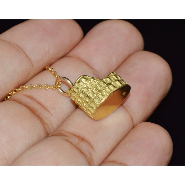Early 21st Century Italian 750 18k Solid Gold Roman Colosseum Charm Pendant For Sale - Image 5 of 8