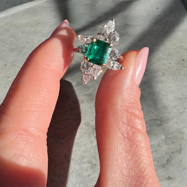 Contemporary Vintage Marquise Ring in 18-Carat Gold, Colombian Emerald Vivid Green and Diamonds E/Vvs, Size 7.75 For Sale - Image 3 of 5