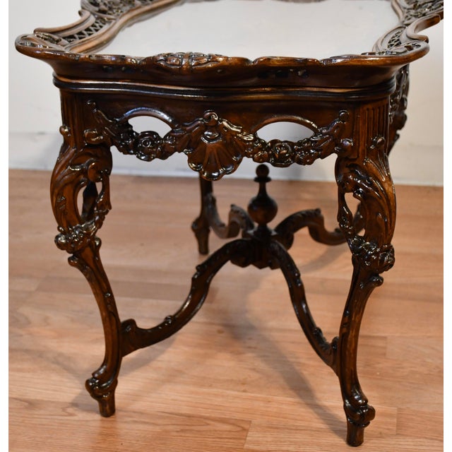 French 1920 Antique French Louis XV Walnut Floral Inlay Coffee Table With Glass Tray For Sale - Image 3 of 13