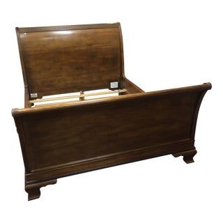 1990s Henredon Walnut Queen Size Sleigh Bed For Sale