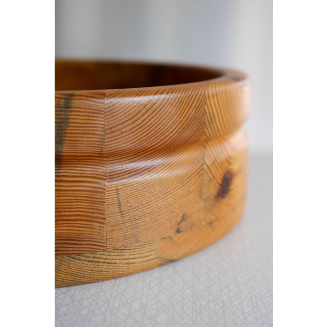 1970s Large Mid-Century Scandinavian Handmade Wooden Bowl from Smålandsslöjd, Sweden, 1975 For Sale - Image 5 of 12