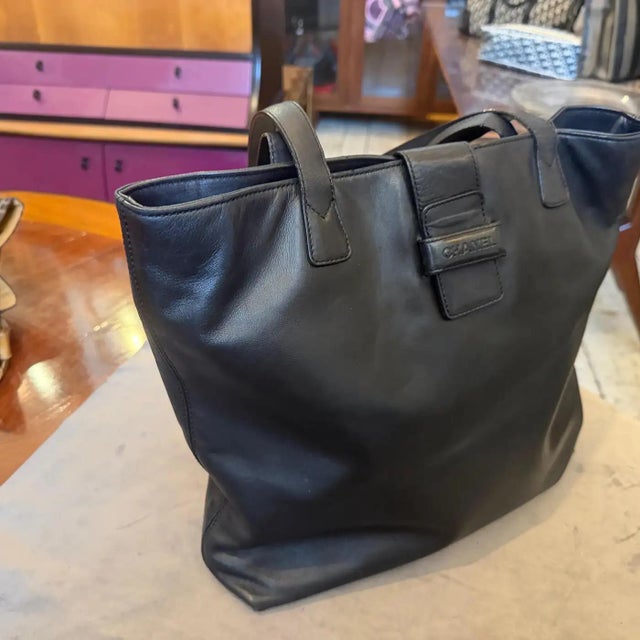 Late 1990s Excellent Condition Chanel Smooth Black Leather Tote Bag For Sale - Image 10 of 15