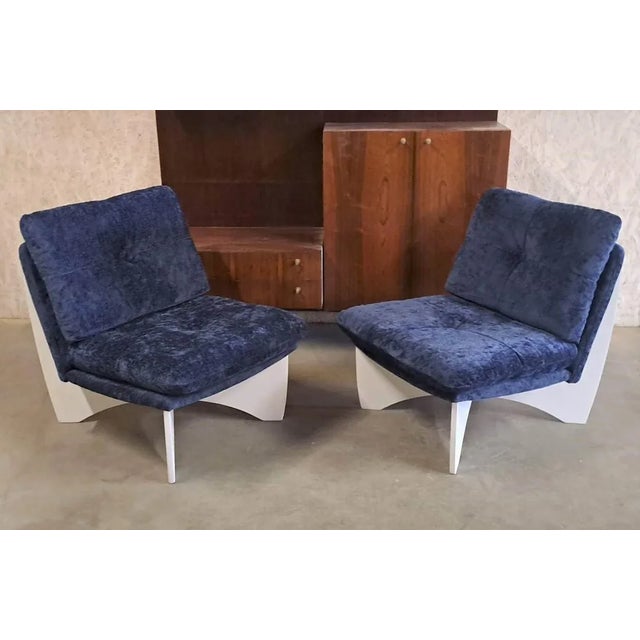 The armchairs have a white cross-shaped plywood frame. This cross-shaped wooden frame is designed to minimize compressive...