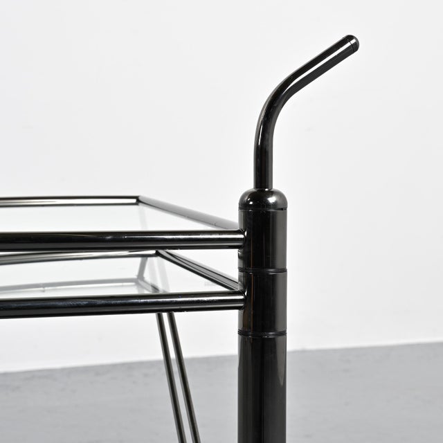 The Dardo coffee table rests on a central metal base composed of a circular base and a cylindrical stem. The structure...