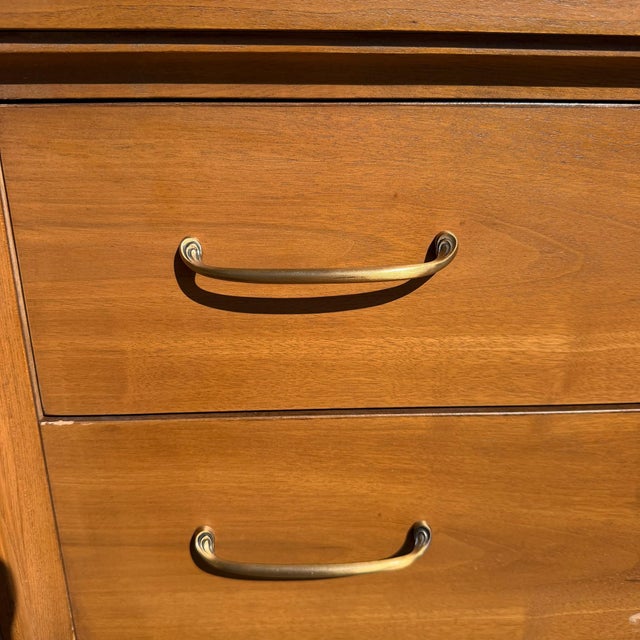 Broyhill Forward Mid-Century Modern Walnut Gentleman’s Chest For Sale In Cleveland - Image 6 of 11